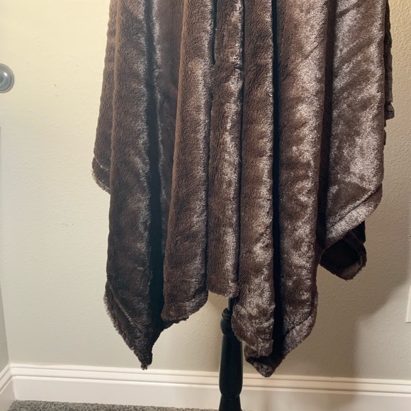 NWOT Concierge Collection Shawl Wrap - Picture 8 of 12